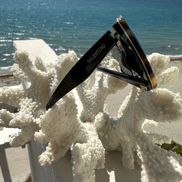 VALENTINO SUNGLASSES - VALENTINO Tortoise Shell Sunglasses with Black Case etc. - Picture 7 of 14